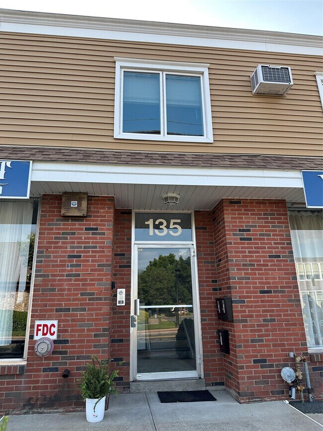Building Photo - 135 S Main St