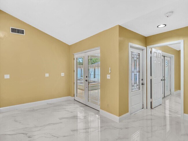 Building Photo - 12549 Woodmill Dr