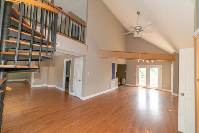 Building Photo - 440 Aurora Ln