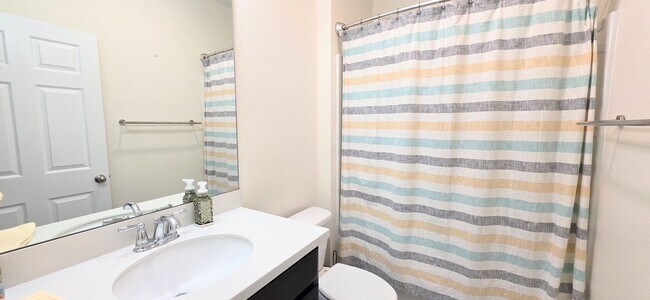 Building Photo - 3 bedroom 2 bath Open Floor Plan!