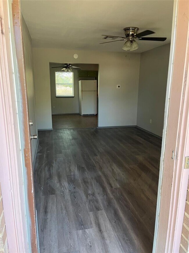 Building Photo - 705 Guadalimar St