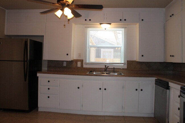 Building Photo - PRE -LEASING FOR AUGUST ! 4 Bedroom/2 bath House 1.5 Miles from Texas Tech