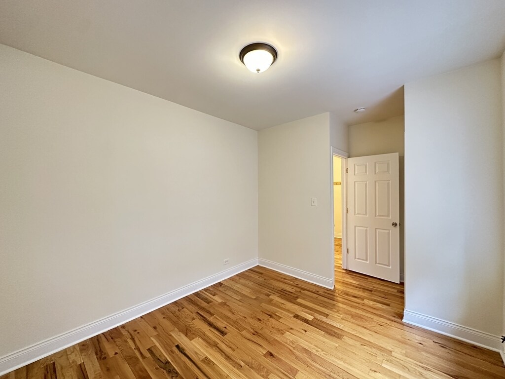 Building Photo - 633 W Cornelia Ave