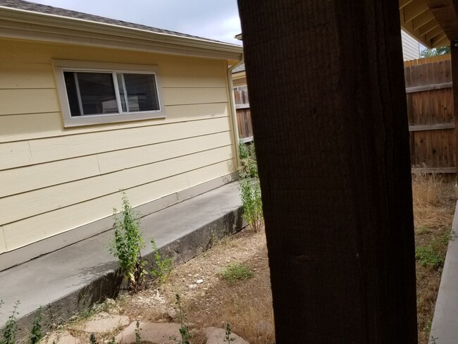 Building Photo - Westside 4 Bed, 2.75 Bath Townhouse w/Gara...