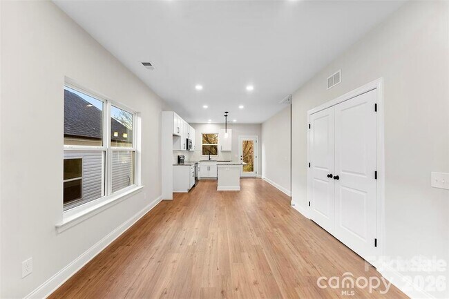 Building Photo - 1558 7th Ave Dr SW