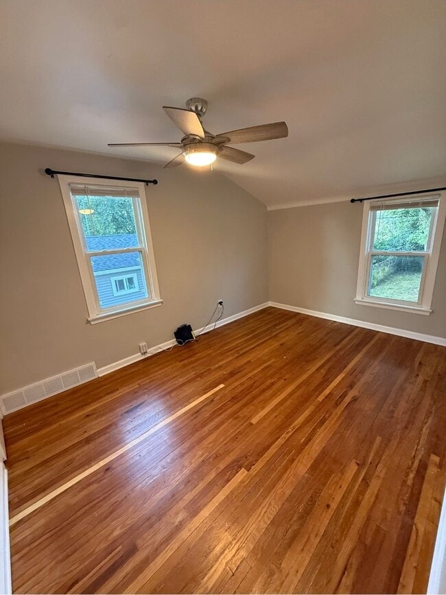 Building Photo - Charming 3 bedroom bungalow freshly updated