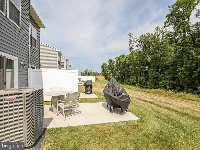 Building Photo - 658 Thumper Dr