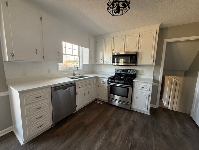 Building Photo - 4 Bedrooms, 3 Bathrooms with potential 5th Bedroom and Loft/Office in Euharlee!