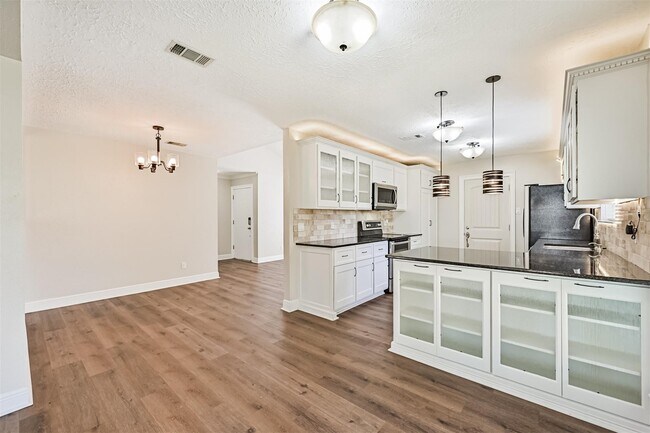 Building Photo - 1115 W Castlewood Ave