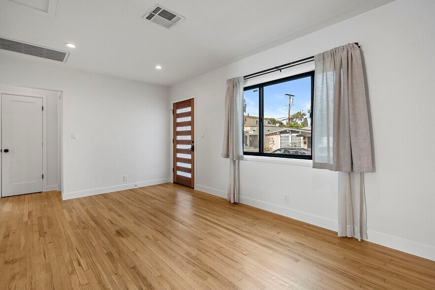 Building Photo - 654 Ozone St, Santa Monica, CA 90405