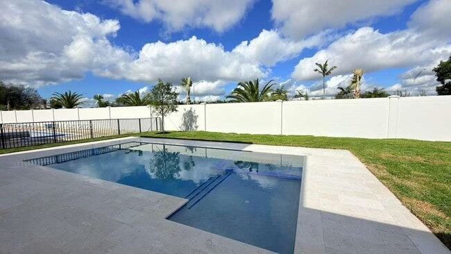 Building Photo - 19700 NE 14th Ave