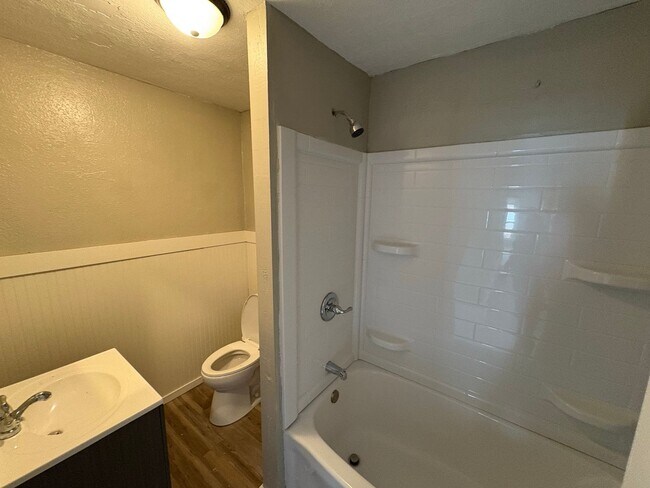 Building Photo - 4224 Fairview Dr