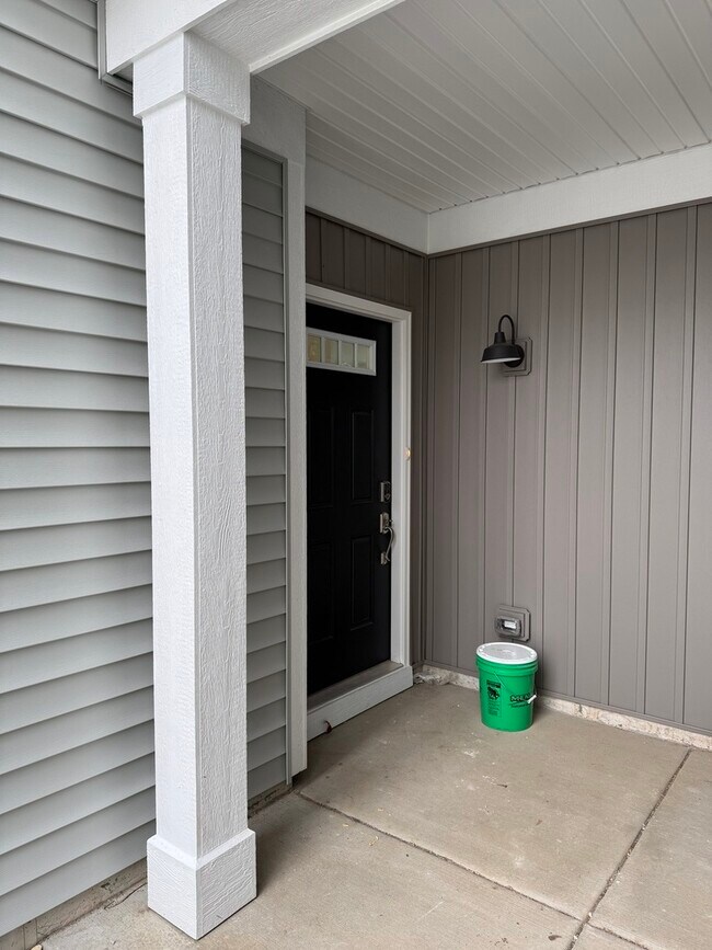 Building Photo - 302 Kingsport Dr