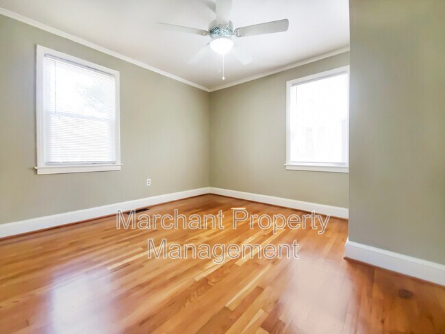 Building Photo - 8 E Circle Ave