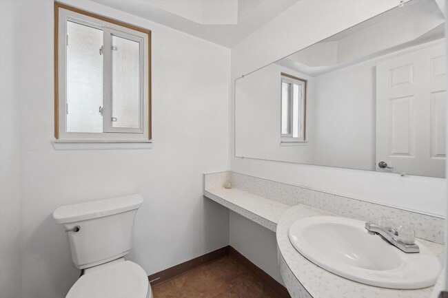 Building Photo - Move-In Ready 4 bedroom, 3 bathroom Home i...