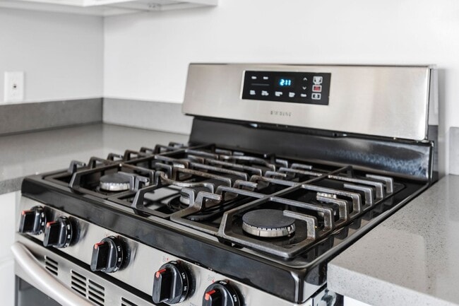 Building Photo - Beautiful 1BR 1BA Unit with Attached 1-Car Garage Located Near USC