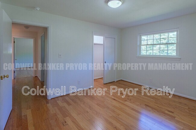 Building Photo - 1225 Panorama Dr