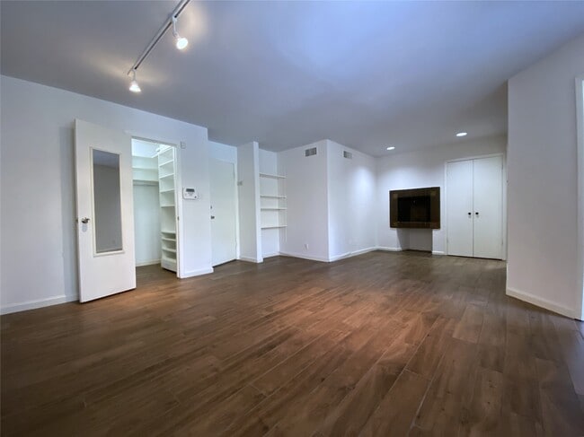 Building Photo - 5003 Yoakum Blvd