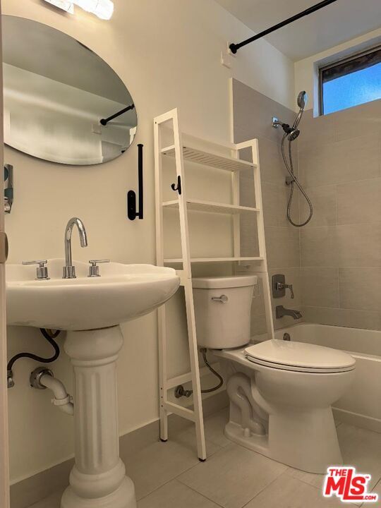 Building Photo - 13112 Moorpark St