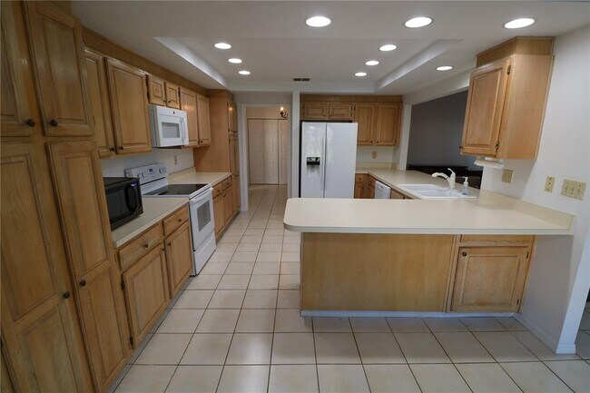 Building Photo - 5424 Saddlebrook Way