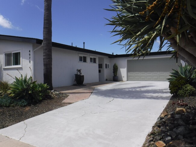 Building Photo - 4970 Mt Almagosa Dr