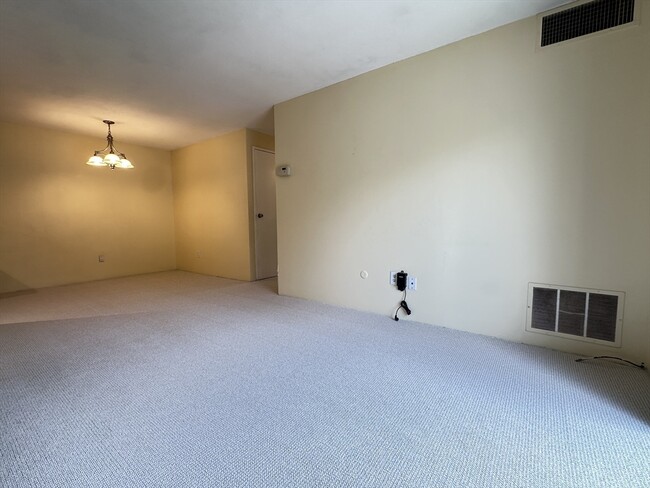 Building Photo - 10 Village Hill Ln