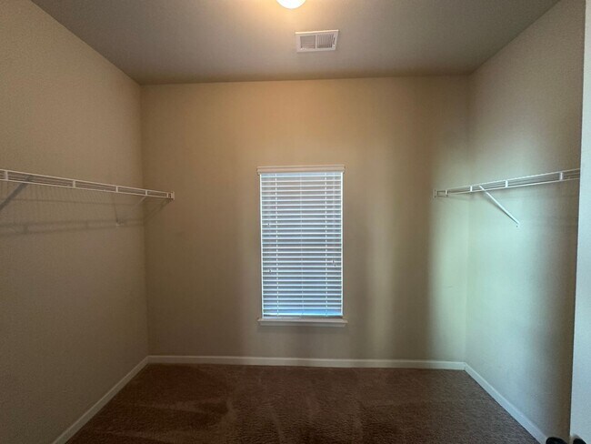 Building Photo - 549 W Holloway Dr