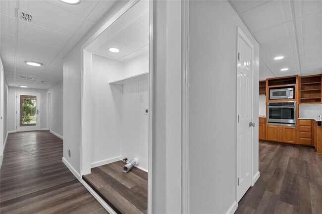 Building Photo - 2101 Mimosa Dr