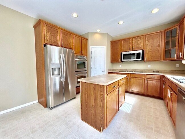 Building Photo - FABULOUS 4 BEDROOM HOME IN EASTVIEW ESTATES!!