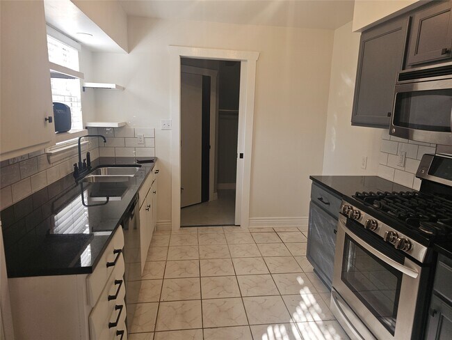 Building Photo - 10510 Sierra Dr