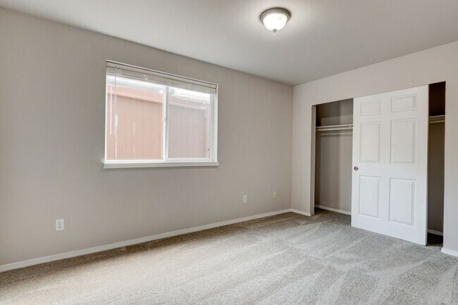 Building Photo - 2 Bed + Den/Office 2 Bath Ground level Condo