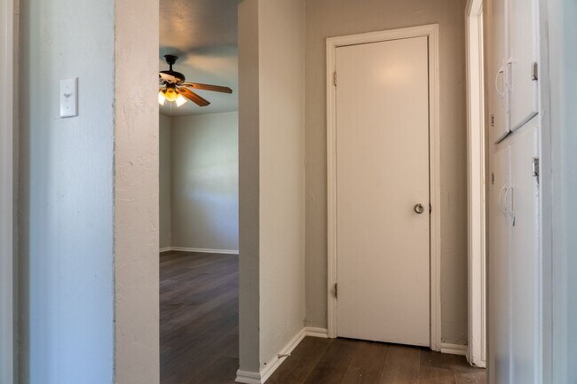 Building Photo - NEWLY RENOVATED 2 BEDROOM HOME!