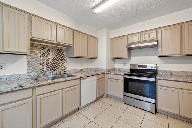 Building Photo - 15811 Pfeiffer Dr