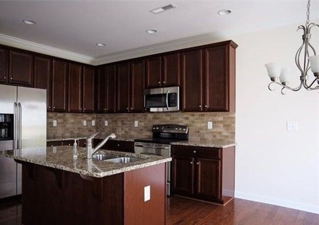 Building Photo - GORGEOUS 3 BR Townhome in the Heart of Bal...