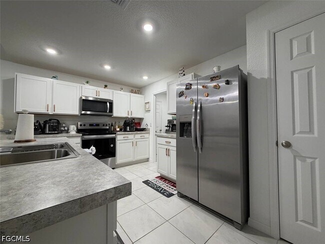 Building Photo - 926 NE 33rd St