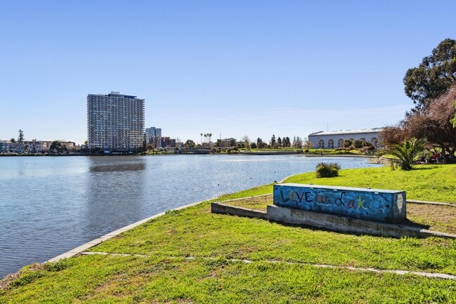 Building Photo - 1425 Lakeside Dr