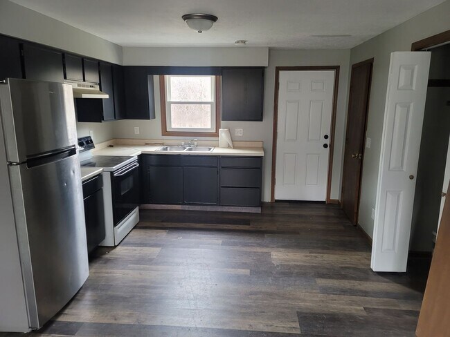 Building Photo - 851 Forest Dr