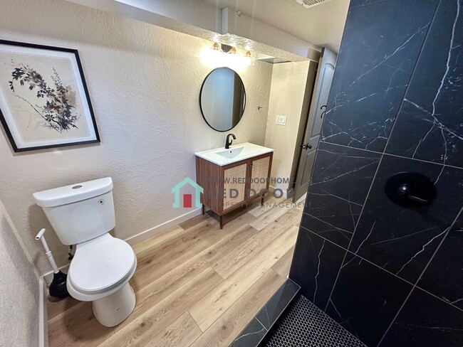 Building Photo - Spacious 5 bedroom, 3 bathroom single-family home.