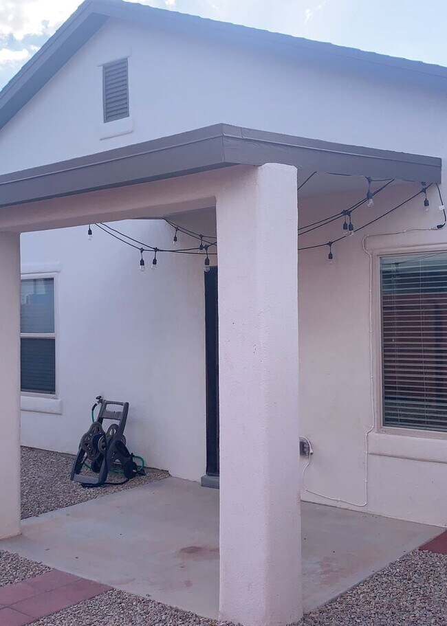 Building Photo - Newer Home in  Metro Park Village