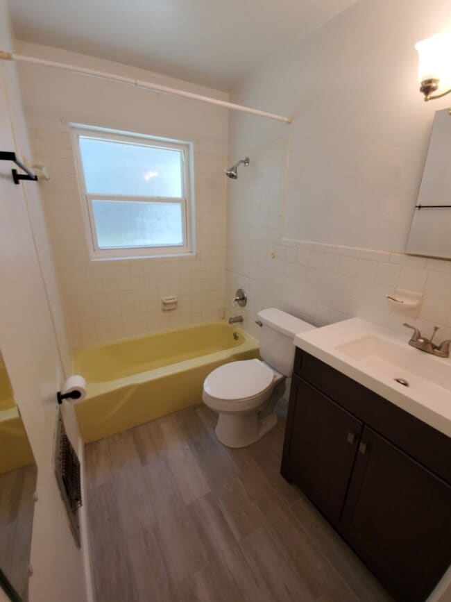 Building Photo - Spacious 2/1 Duplex on Gospel Island!!!
