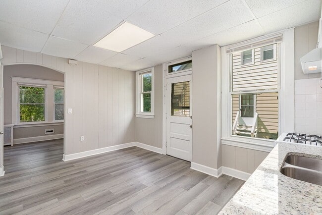 Building Photo - Gorgeous 2 Bedroom 1 Bathroom House