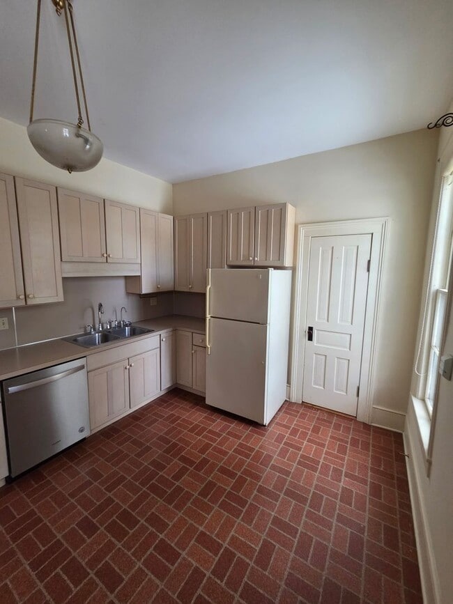 Building Photo - 4 Bed 2 Bath