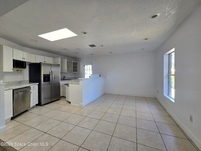 Building Photo - 771 Onyx Dr NE