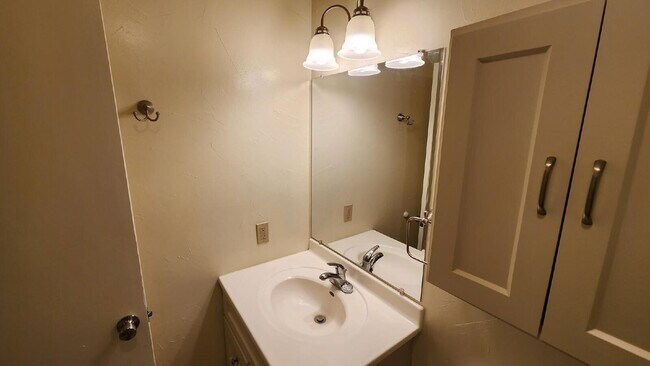 Building Photo - Half off first full month's rent/Southwest...