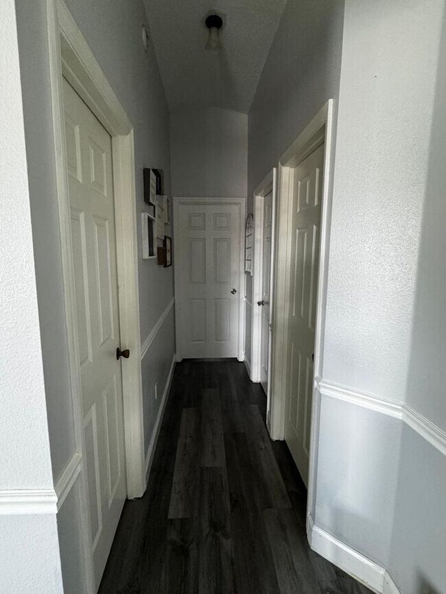 Building Photo - 3 Bedrooms in a large private fenced lot. This is an East Orlando Gem! Furnished or Unfurnished o...