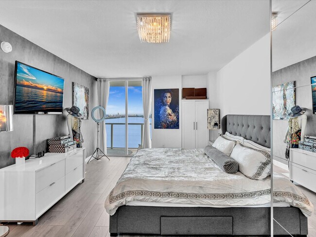 Building Photo - 665 NE 25th St