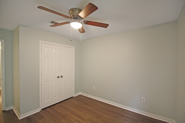 Building Photo - 320 Hawthorne Dr