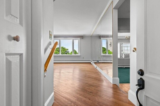 Building Photo - 553 Bellevue Ave