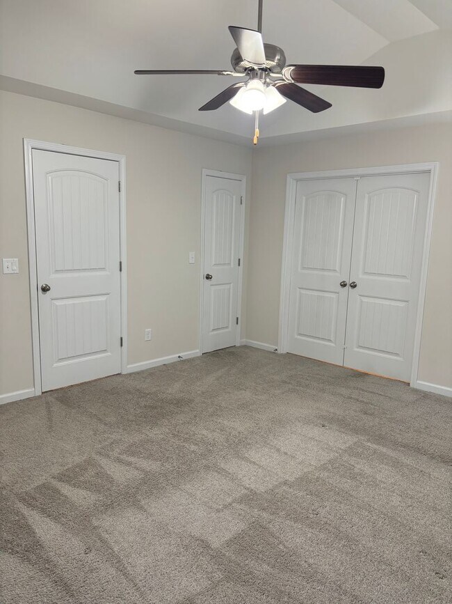 Building Photo - 5 bedroom 3 bath home in Pocalla Springs