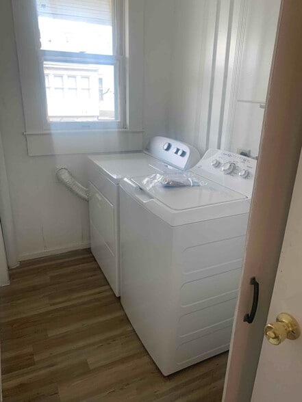 Building Photo - 231 Park St